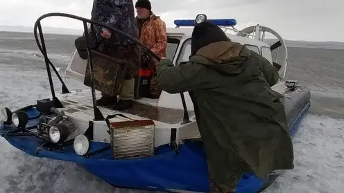 Льдина с тремя рыбаками откололась на Красноярском водохранилище
