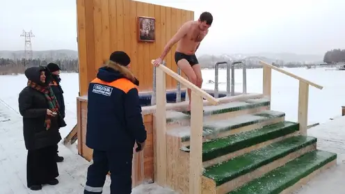 Красноярцам дали рекомендации по безопасному купанию в ледяной воде
