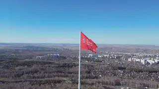В Красноярске на Николаевской сопке подняли копию Знамени Победы