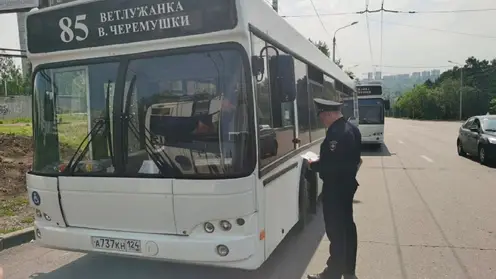 В Красноярске госавтоинспекторы проверяют соблюдение ПДД водителями автобусов