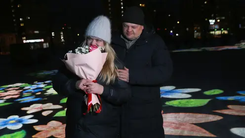 Красноярец позвал замуж девушку во время светомузыкального шоу в сквере Казачий