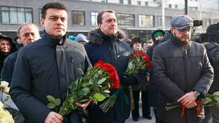 Губернатор Михаил Котюков возложил цветы к памятнику Дмитрия Хворостовского