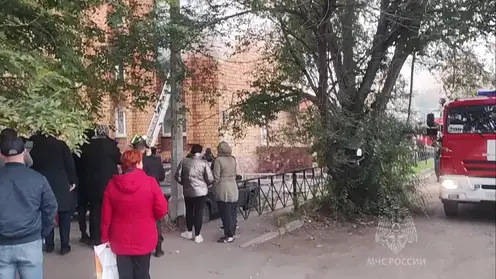 8 человек спасли при пожаре в общежитии на правобережье Красноярска