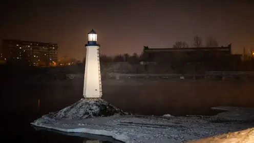 В Красноярске на острове Отдыха установили 10-метровый маяк
