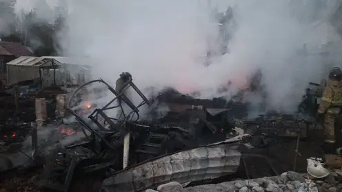 Под Иркутском сгорел садовый дом и машины. Есть пострадавшие