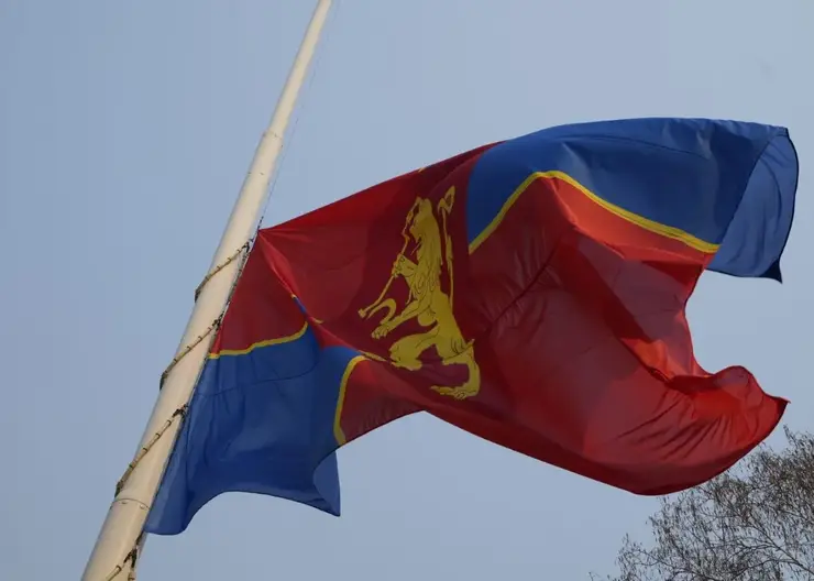 У здания мэрии в честь пятилетия Универсиады подняли флаг Красноярска
