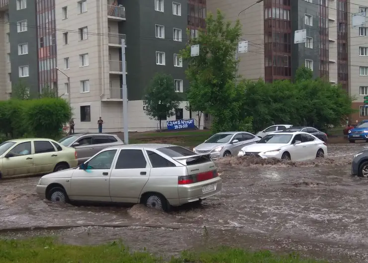 Водителям Красноярского края напомнили об особенностях езды в дождь