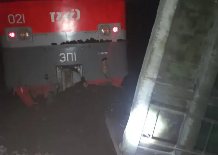 Под Красноярском поезд с пассажирами столкнулся с вагоном грузового поезда