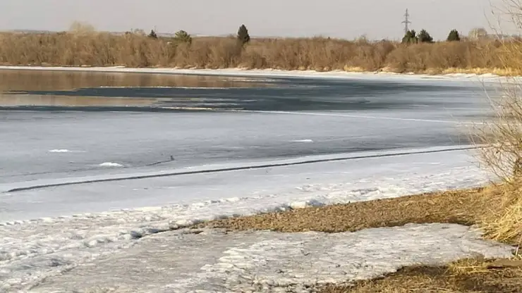 В Красноярском крае двое мужчин провалились под лед на снегоходе в Бирилюсском районе