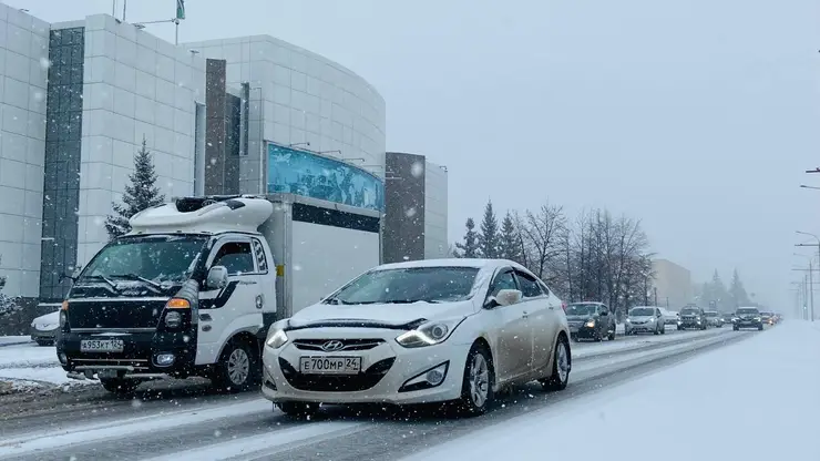 В Красноярске обстановка на дорогах осложнилась из-за снегопада