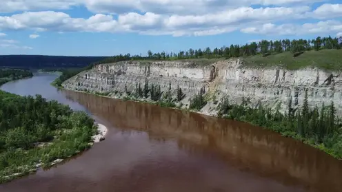 Из-за лесных пожаров в Якутии временно запретили сплавы по реке Буотаме