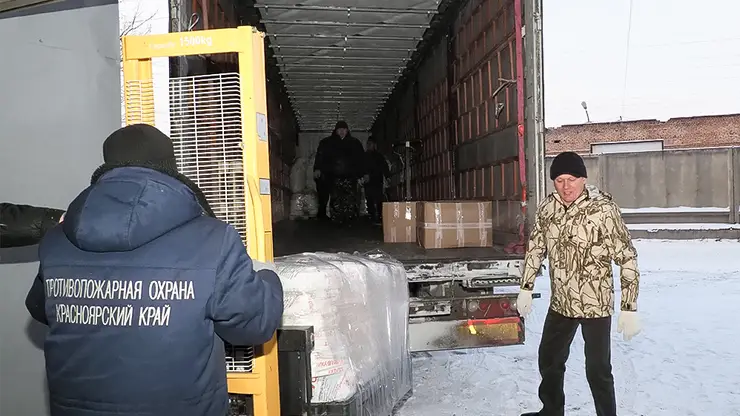 Новую партию гуманитарной помощи отправили из Красноярска в Свердловск
