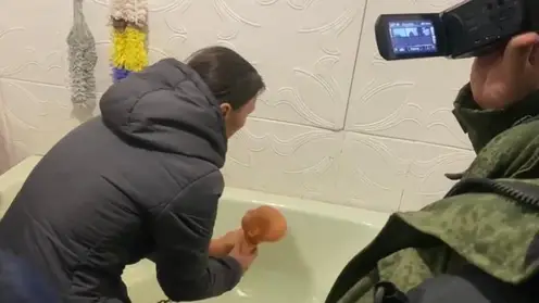 Утопившую дочь в ванной жительницу Курагинского района поместили под стражу