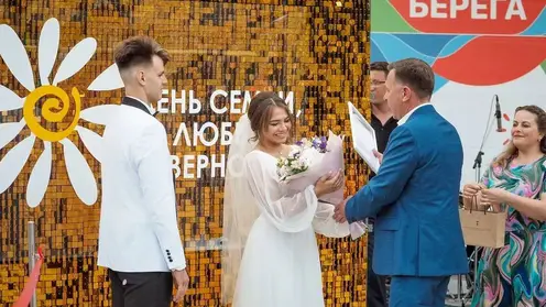 На набережной в Красноярске состоялась выездная регистрация брака